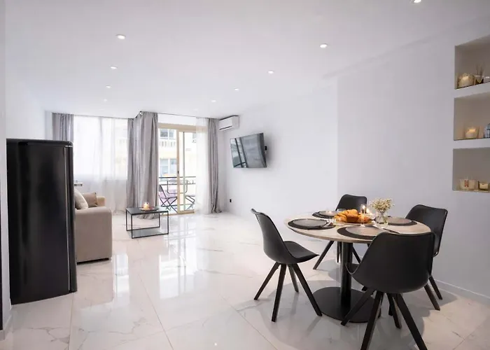 Modern Maubourg  élégance Et Prestige à
