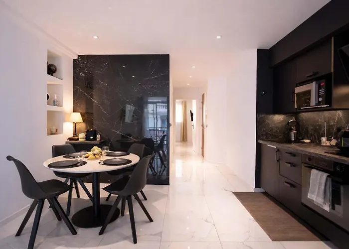 Modern Maubourg  élégance Et Prestige à